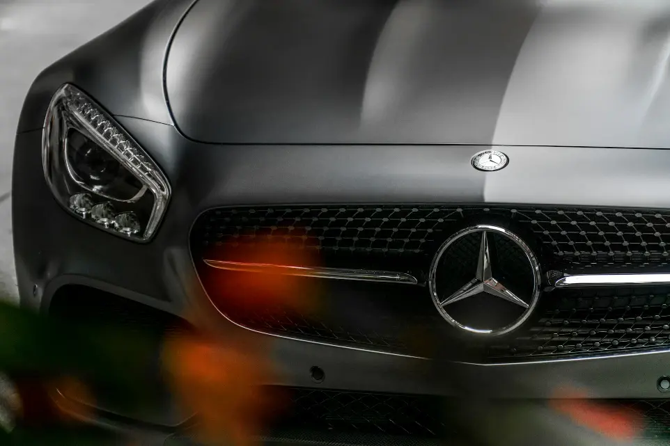 photo en gros plan d'un véhicule Mercedez-Benz
