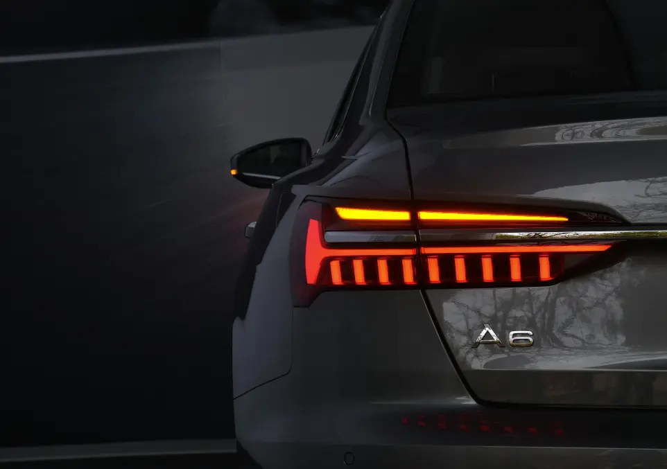 voiture blanche avec lumière orange